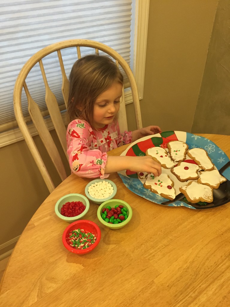 decoratingcookies-christmas2014-leahtackles.jpeg